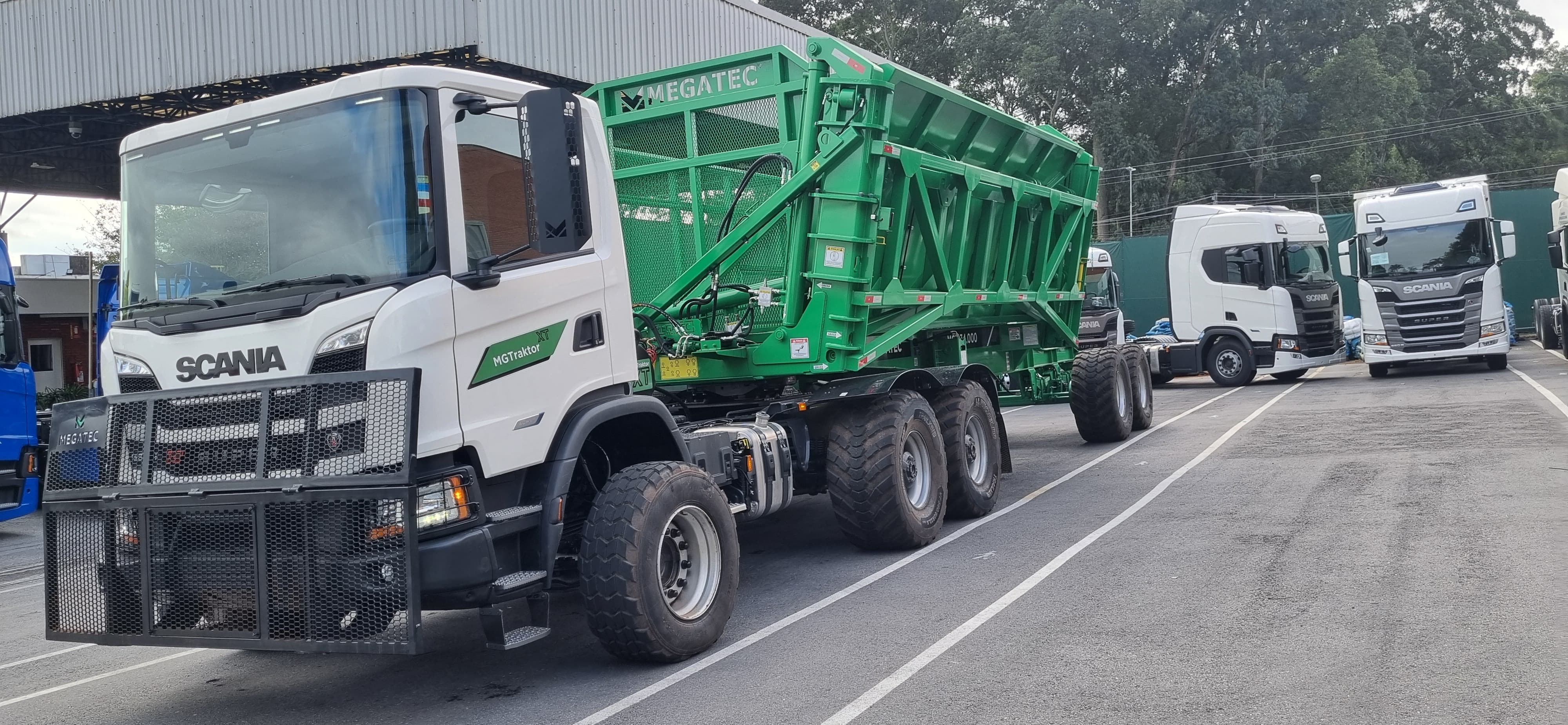 Scania apresenta o 560 XT para canavieiro com implemento que funciona por controle remoto